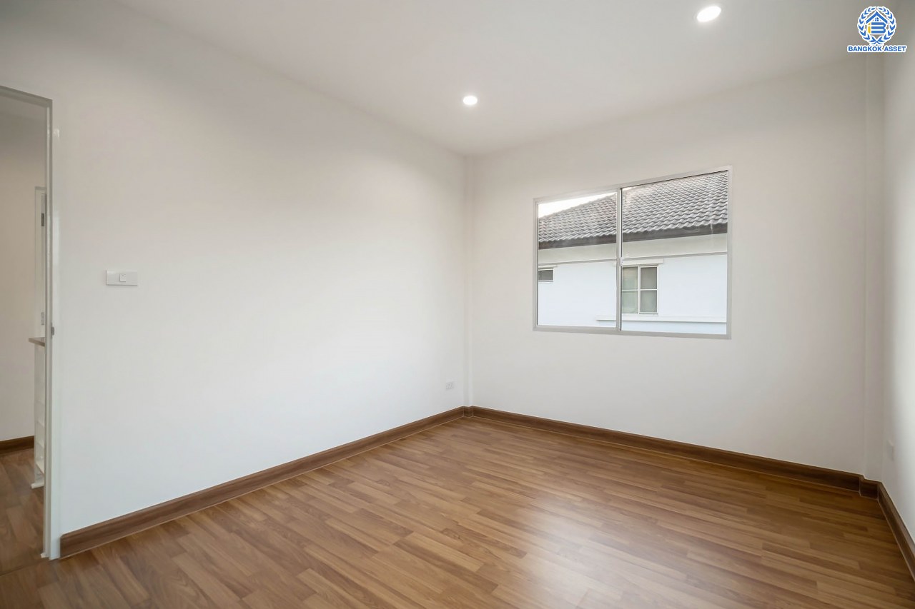 บ้านมือสองตกแต่งใหม่ คุณภาพแบรนด์ LH โครงการ ชัยพฤกษ์ ราชพฤกษ์-แจ้งวัฒนะ เนื้อที่ 58.4 ตร.ว. ฟังก์ชัน 3 ห้องนอน 3 ห้องน้ำ 2 ที่จอดรถ ภายในตกแต่งหรูหรา บนทำเลศักยภาพติดถนนราชพฤกษ์ เชื่อมสู่แจ้งวัฒนะได้อย่างรวดเร็ว และเพียง 10 นาทีถึงรถไฟฟ้า "สถานีบางรักใหญ่" จุดขึ้นทางด่วน "ศรีรัช" โรบินสัน ไลฟ์สไตล์ ราชพฤกษ์ และ โลตัส นอร์ธราชพฤกษ์